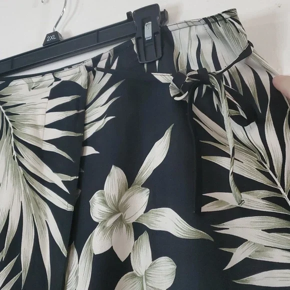 Tommy Bahama Silk Big Floral Pattern True Wrap Maxi Skirt Size 12 Black White - Picture 2 of 10